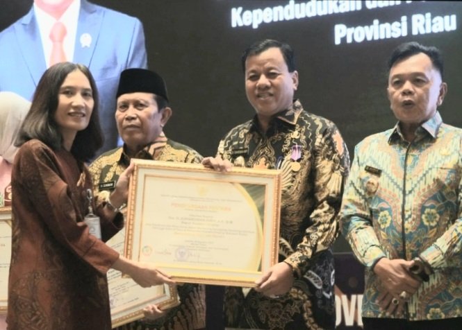 Bupati Kuansing Raih Penghargaan Kemendes PDT