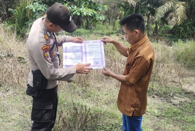 Sosialisasi Bahaya Karhutla Kepada Masyarakat Oleh Personil Polsubsektor Pelalawan