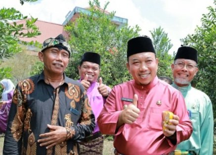 Sobihin, Sukses Petani Jeruk Ditengah Kepungan Kebun SawitÂ 