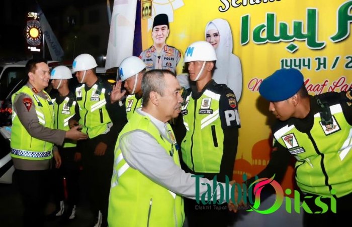 Gubri Syamsuar Bersama Kapolda Riau Meninjau Gunakan Motor