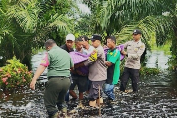 Kapolda Riau Intruksikan Jajaran Bantu Warga Tangani Banjir