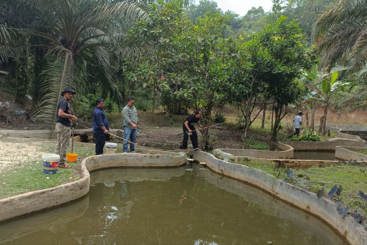 Suasana Lebaran Masih Terasa, Warga Pekanbaru Gelar Halalbihalal dan Lomba Mancing