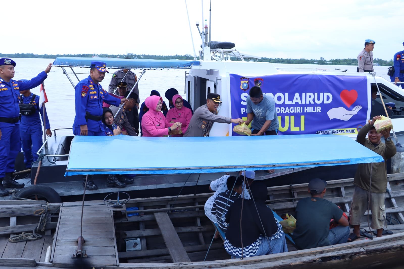 Kapolres Inhil dan Bahayangkari Bagikan Bansos di Sungai Indragiri Menjelang Idul Fitri