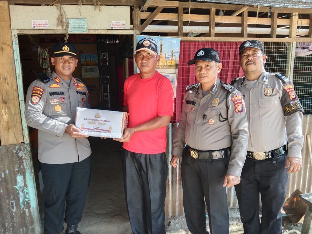 Peduli Masyarakat, Polisi Beri Paket Sembako Kepada Masyarakat di Wilkum Polsek Tapung Hulu