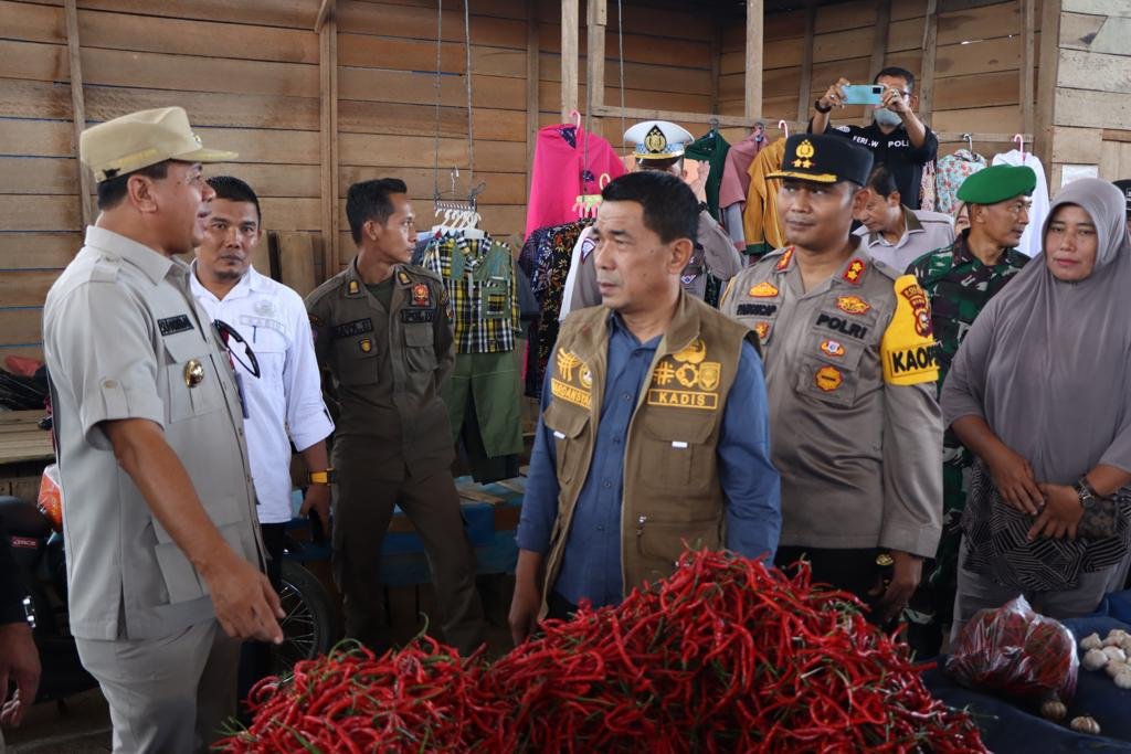 Kapolres dan Plt Bupati Cek Ketersediaan Bahan Pokok dan Cek Kesiapan Pos Pam