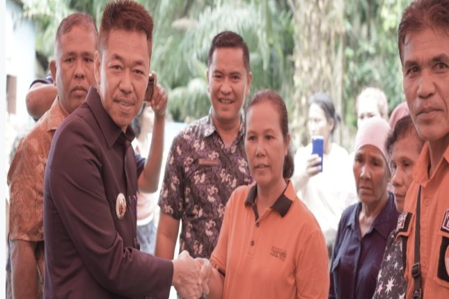 Bantuan Untuk Korban Rumah Kebakaran di Serahkan Bupati Bersama Wabub Rohil