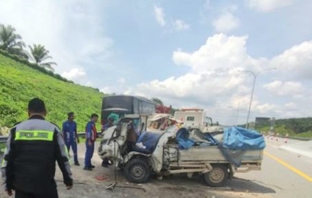 Pickup Muat Durian Hantam Bokong TrukÂ 