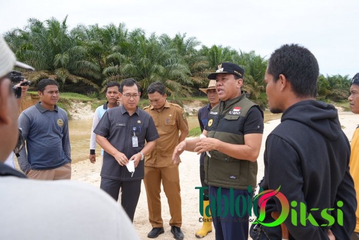 Tinjau Lokasi Ternak Yang Mati  :Suhardiman Himbau Peternak Ikuti Arahan Dokter HewanÂ 