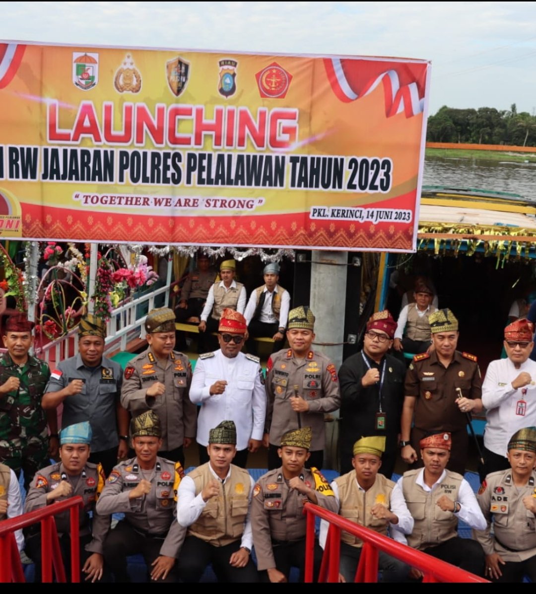 Pemukulan Gong Dan Pelepasan Ratusan ekor Ungas Merpati tandai Louncing Polisi RW di Kabupaten Pelalawan