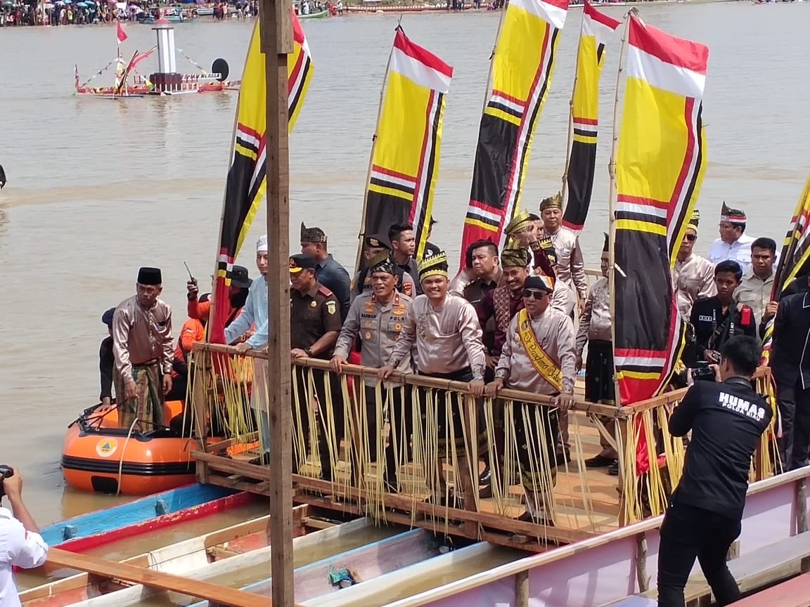 Festival Pacu Jalur Tradisional Hari Pertama Berjalan Aman Dan Kondusif . Ratusan Personil Polri Siaga Melaksana kan Pengamanan