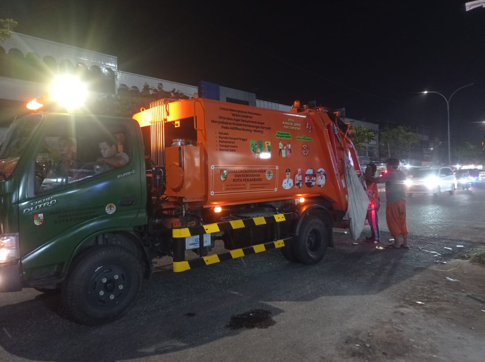 DLHK Kota Pekanbaru Terima Hibah Truk Sampah Compactor dari Kemen LHK