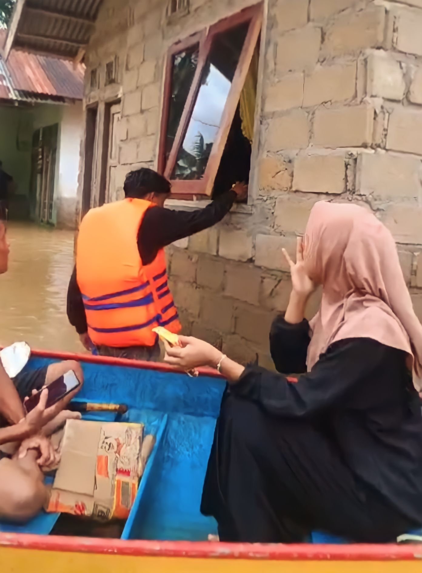 Peduli Sesama, IPPERPA Bagikan Sembako Kepada Masyarakat Terdampak Banjir