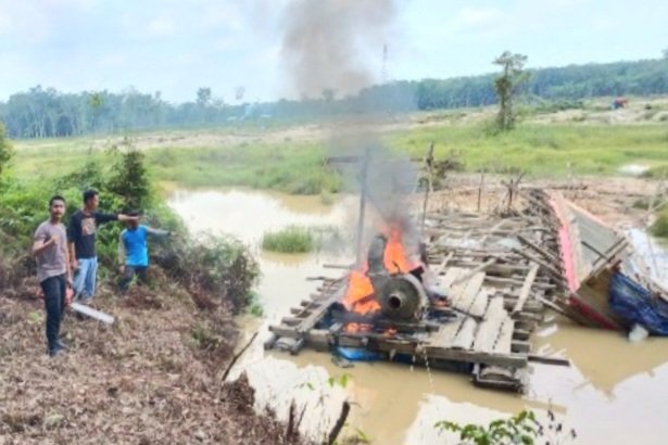 Polsek Pangean Hanguskan 5 Rakit PETI di Pulau Deras dan Tanah BekaliÂ 