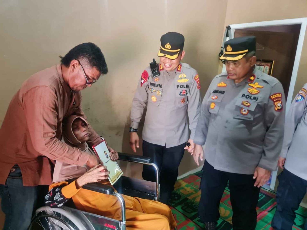 AKBP Suwinto SH SI K Polres Pelalawan Berikan Bantuan Kursi Roda ke Salah Satu Istri Wartawan Di Pelalawan