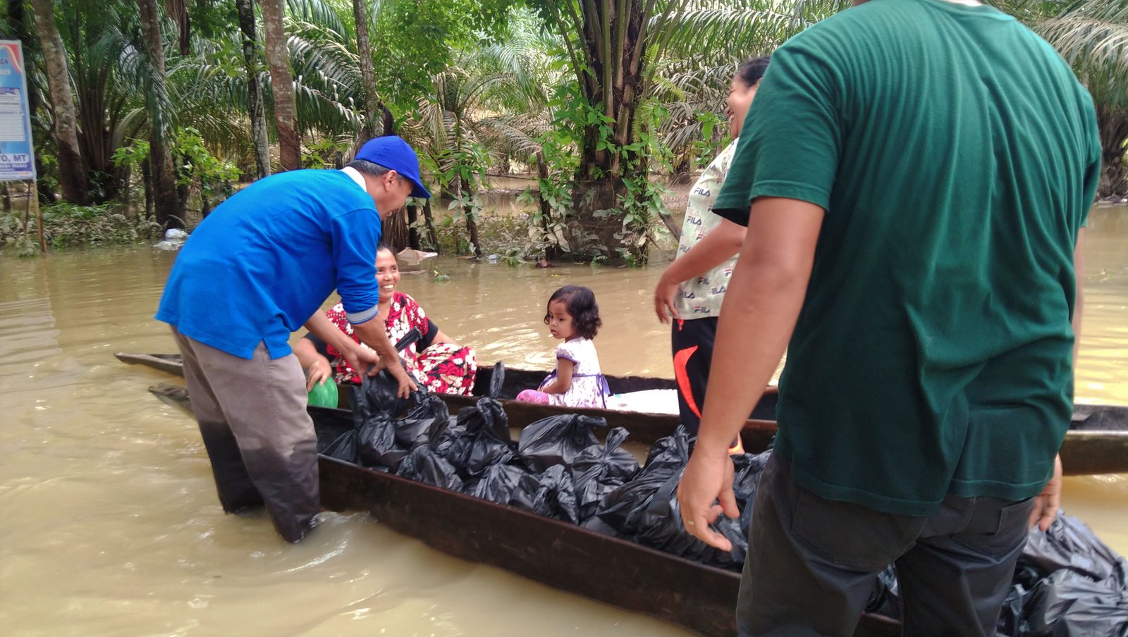 Dr. Mardianto, MT Bagikan Sembako Kepada Masyarakat Desa Tanjung Yang Terdampak Banjir