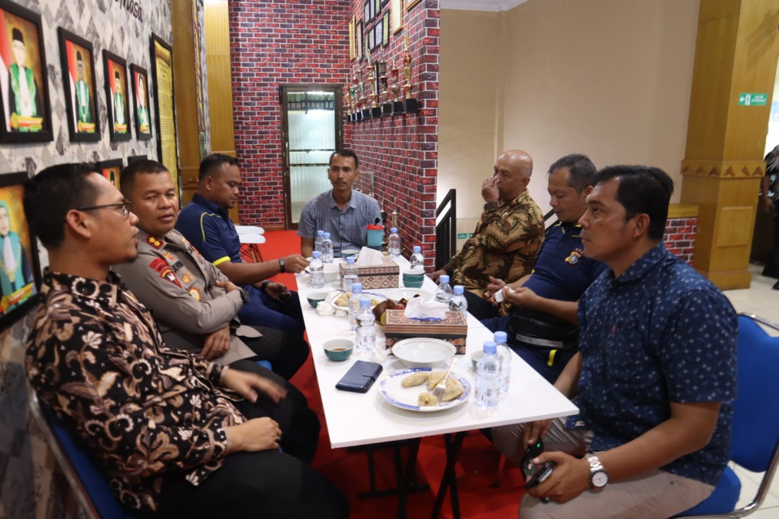 Silaturahmi Sambil Nostalgia Kapolres Pelalawan bersama Ketua Pengadilan Agama Sambil Menikmati Empek-Empek Bangka Palembang.