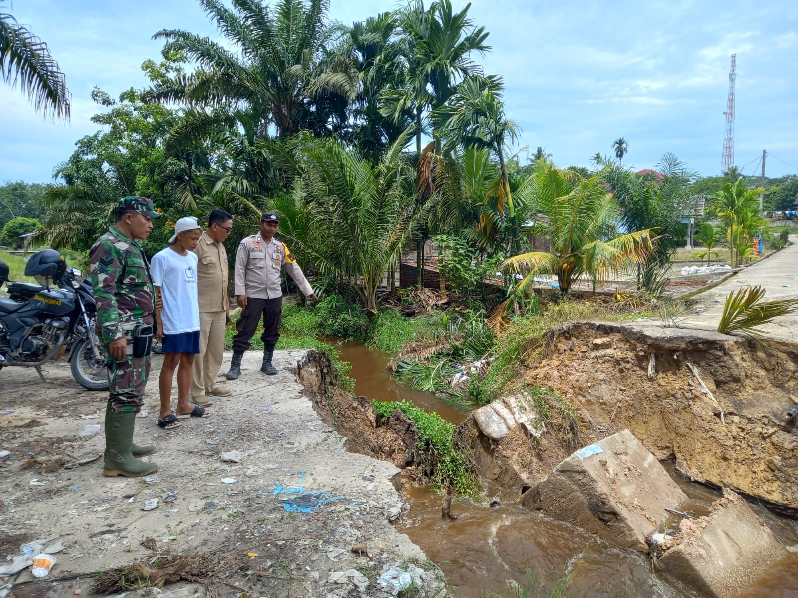 Menjalin Kebersamaan Babinkamtibmas Sabangi ke Desa Binaan.