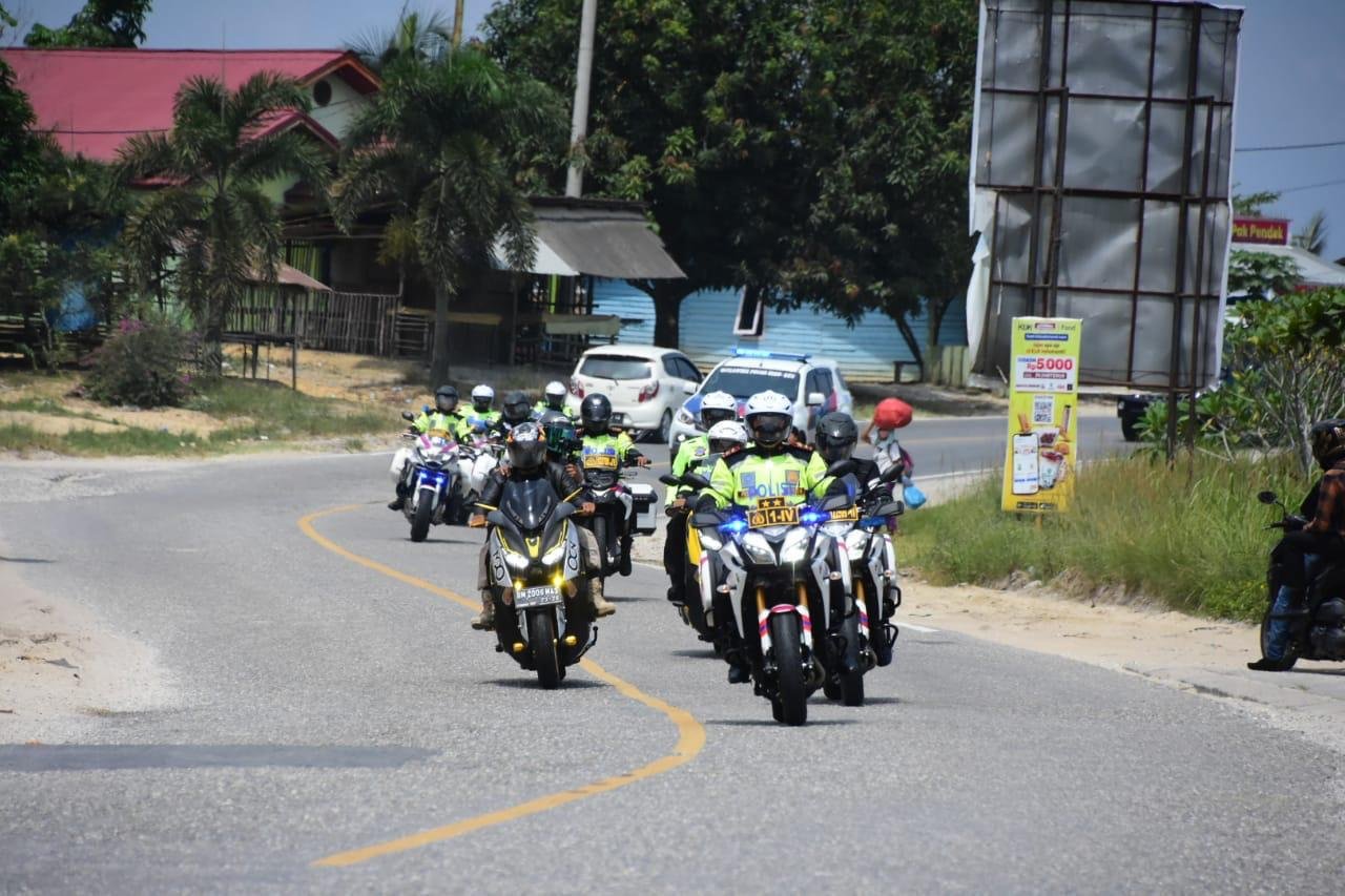 Dengan Bersepeda Motor, Kapolda Bersama Danrem 031/WB Tinjau Pos PPKM Dan Pelaksanaan Vaksinasi Di Kerinci Kanan Siak