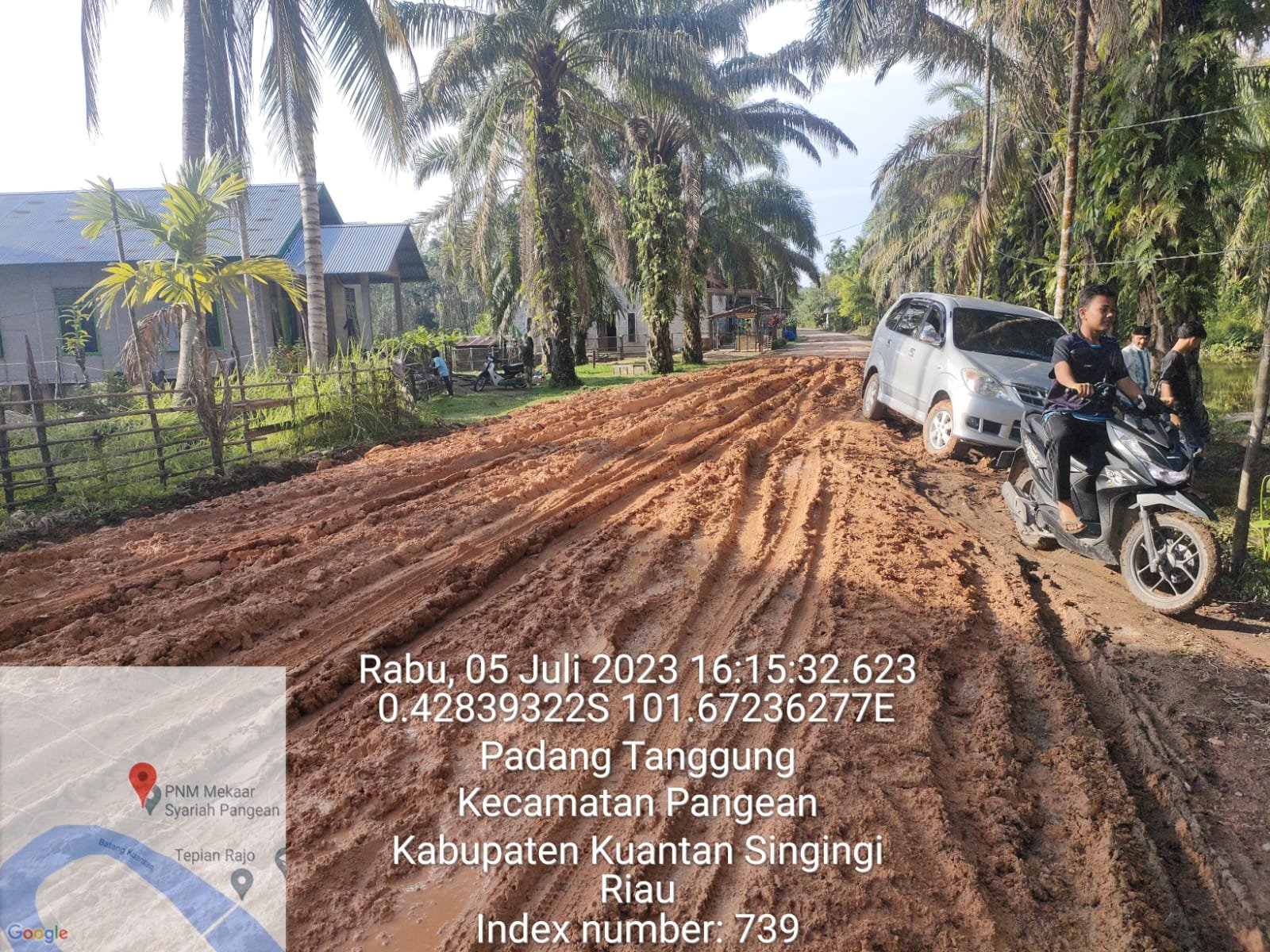 Usai Diguyur Hujan Lebat, Jalan Yang Baru Ditimbun Tanah Liat Terlihat Mulus