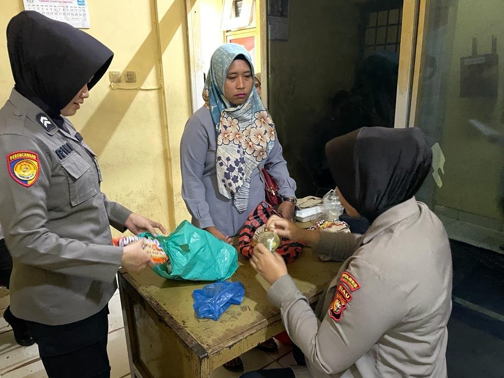 Antisipasi Yang Tidak Diinginkan Kapolres Kuansing Kerahkan Piket Polwan periksa pembesuk Wanita