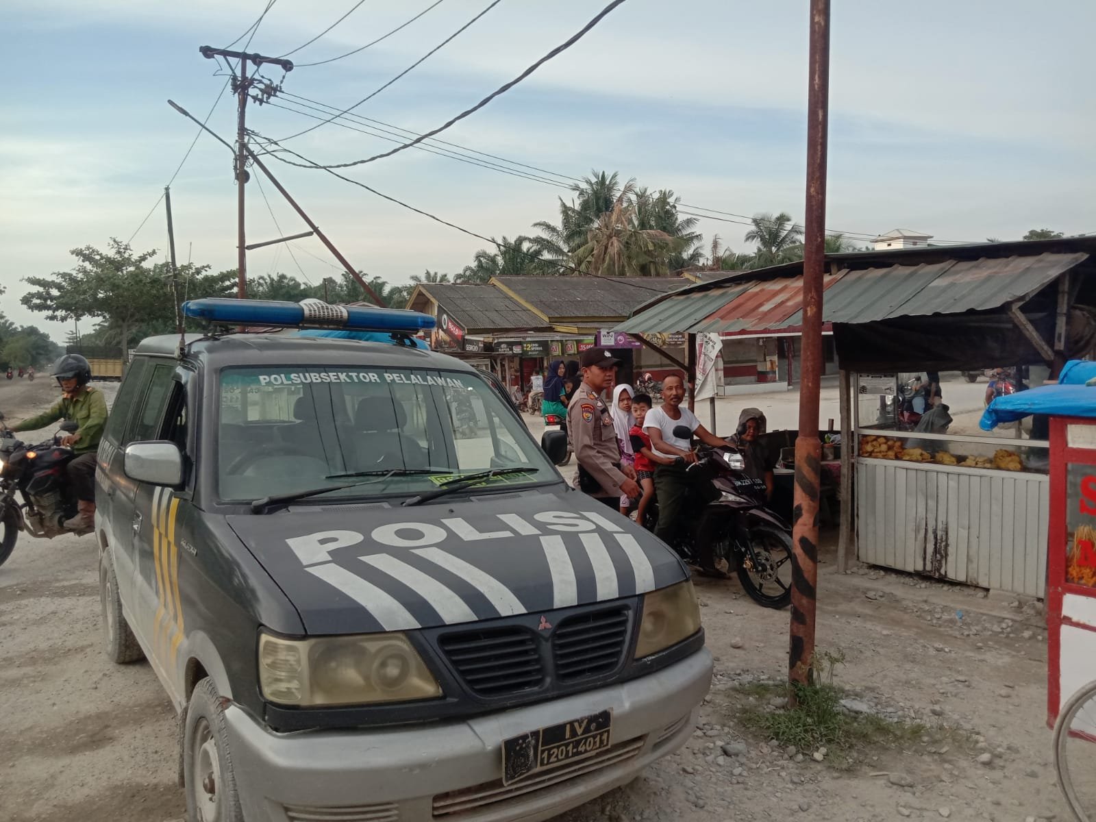 Personel Polsubsektor Pelalawan Laksanakan Pengamanan Pasar Kaget