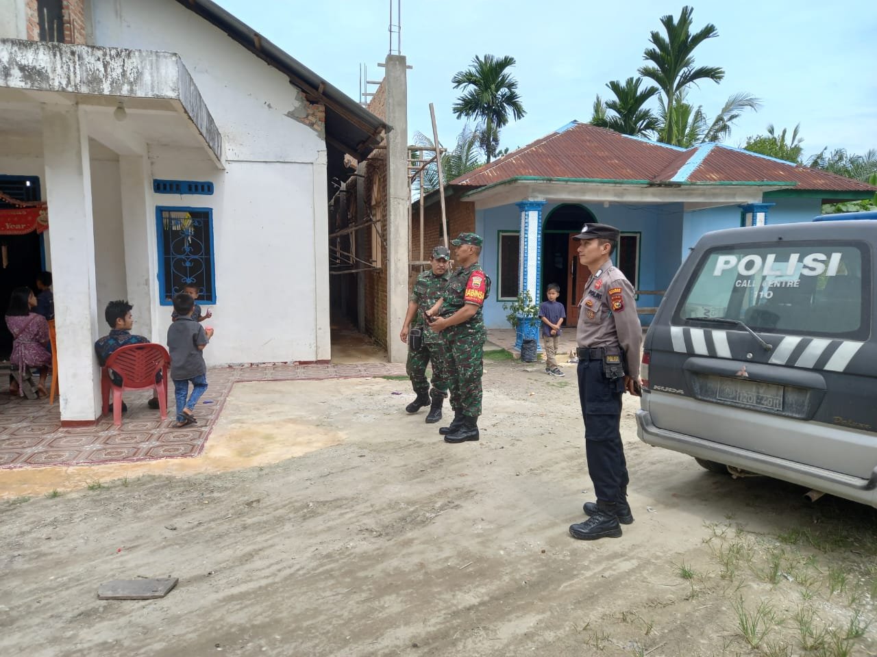 Personil Polsubsektor Pelalawan Bersama TNI Lakukan Pengaman Gereja