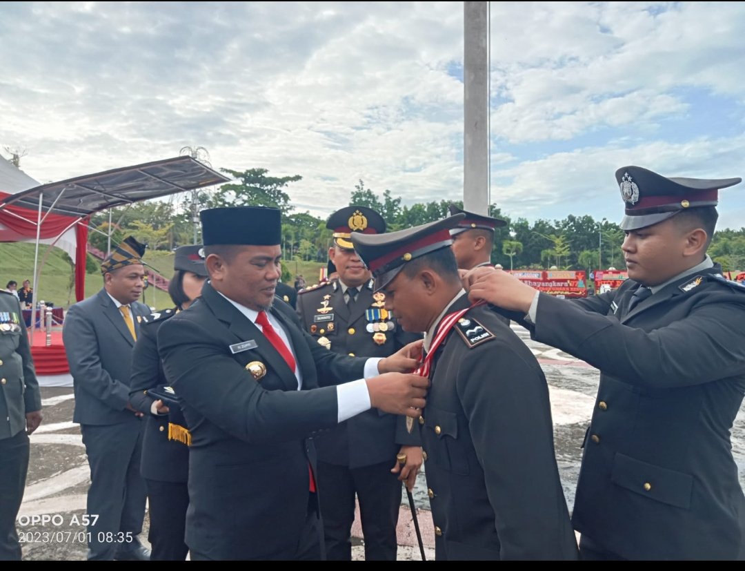 Dimomen  HUT upacara Bhayangkara ke 77 Aipda Rudi Salam Terima Penghargaan Bhabinkamtibmas Terbaik Pelalawan Ini Harapan Bupati H Zukri SE