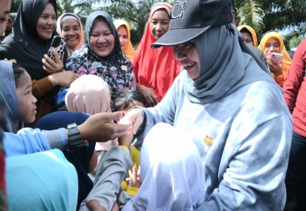 Bupati Bengkalis dan Wakil Serahkan Bantuan SembakoÂ 