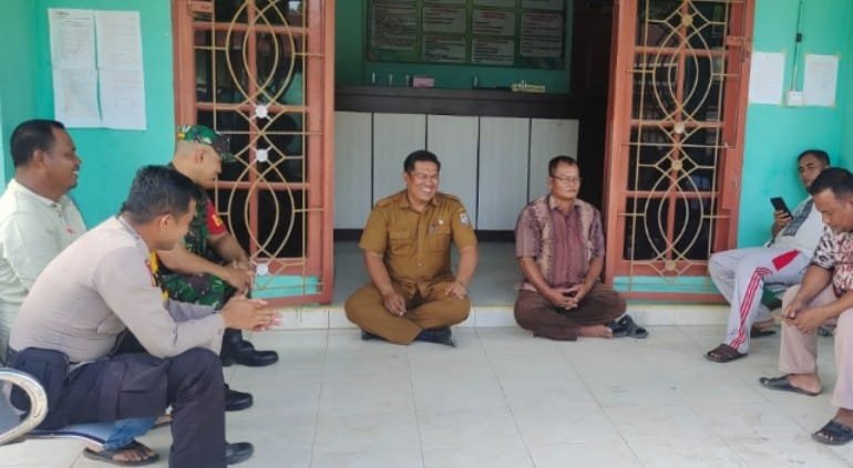 TN Dan Polri Sambangi Kantor Desa Lalang Kabung