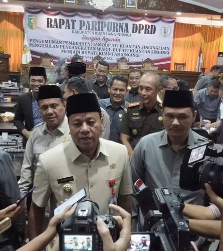 DPRD Kuansing Tetapkan Suhardiman Sebagai Bupati Defenitif