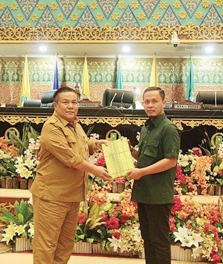 Wakil Ketua DPRD Riau Serahkan Laporan Reses Masa Sidang II Â 