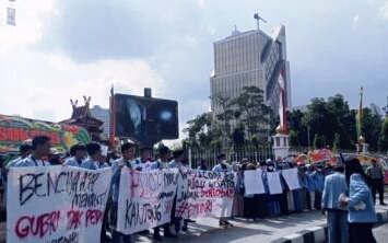 BEM Unri Gelar Orasi di Depan Kantor Gubernur