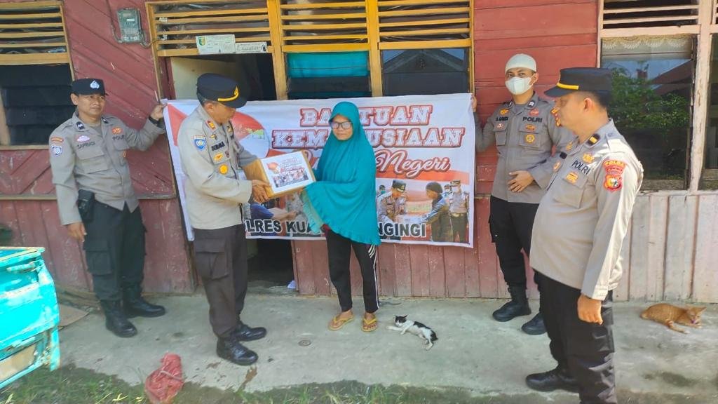 Peduli Sesama, Polres Kuansing Berikan Bantuan Kemanusiaan untuk Negeri Berbagi Paket Sembako dan Takjil Gratis