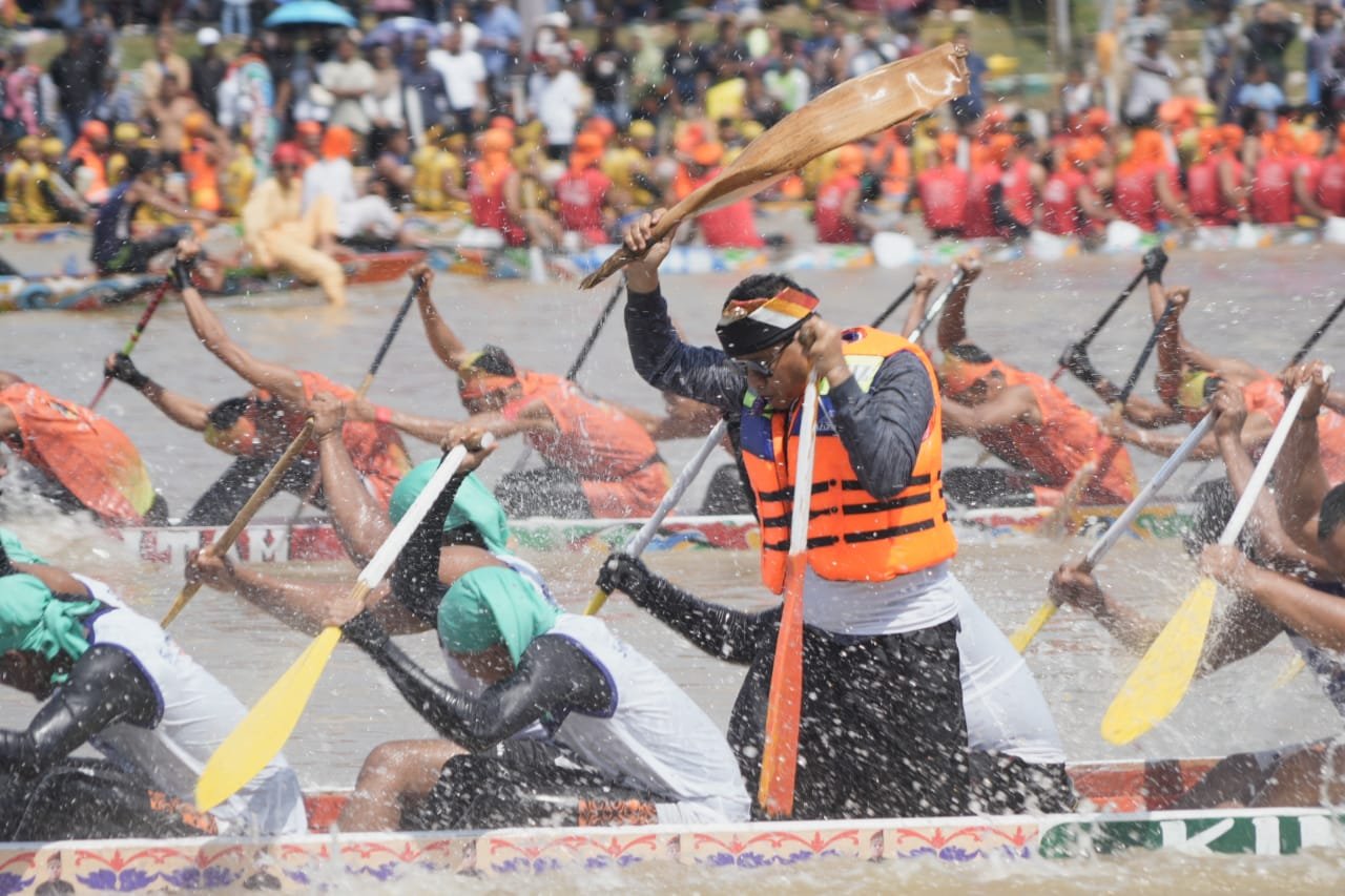 Bupati H. Suhardiman Amby Menyedot Mata masyarakat, Jadi Timboruang di Festival Pacu Jalur Kuansing