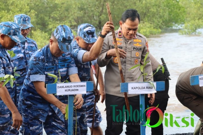 TNI-Polri Sinergi dalam Program Puncak Penanaman Mangrove Nasional di Dumai