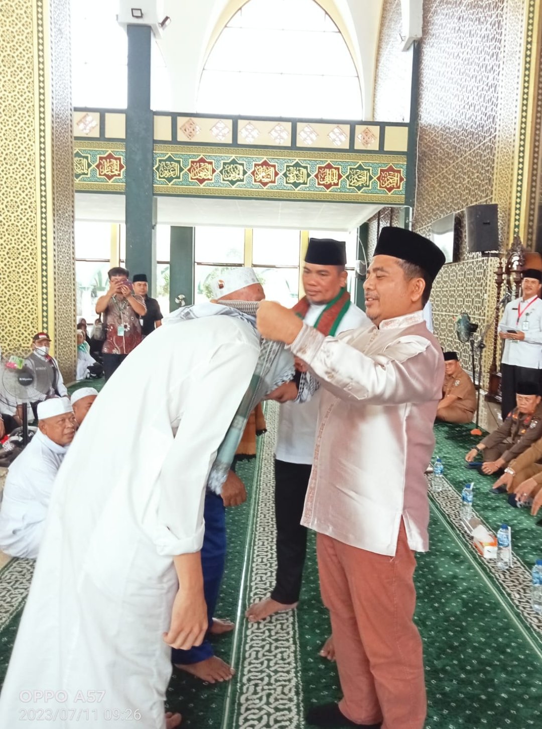 H Zukri SE Bersama  Nasaruddin MH Sambut Kepulangan Jemaah Haji di Masjid Ulul Azmi