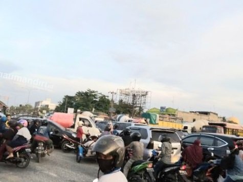 Antrian Kendaraan Menjadi-jadi Flyover Dinanti