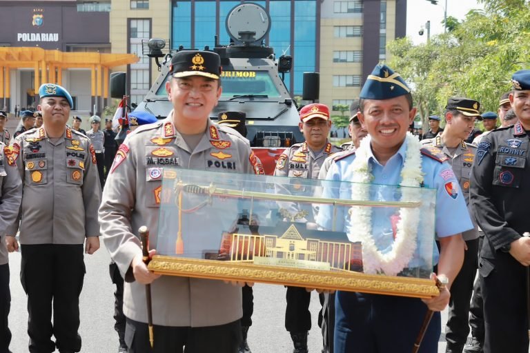 Pelepasan Pindah Tugas Marsma TNI Setiawan Kapolda Riau Berikan Kejutan 