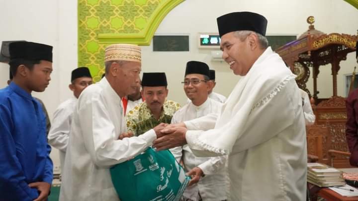 Pj Bupati Kampar Ajak Warga Tingkatkan Kepedulian dan Kegotong-Royongan di Safari Ramadan Masjid Baitussalam Desa Deli Makmur