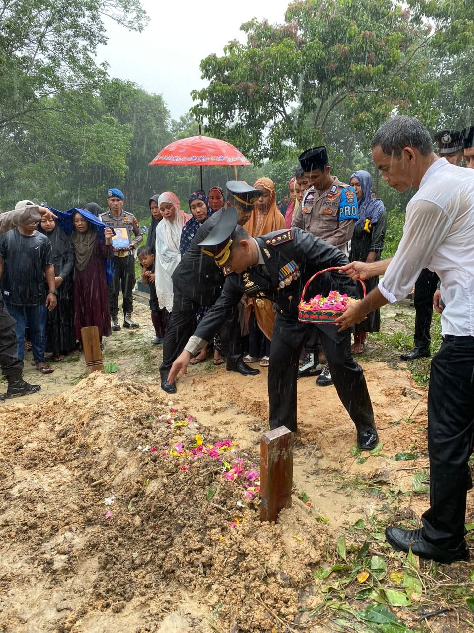 Suasana Haru Ditengah Hujan Lebat Pemakaman Almarhum Â Bripka Irzan Handani