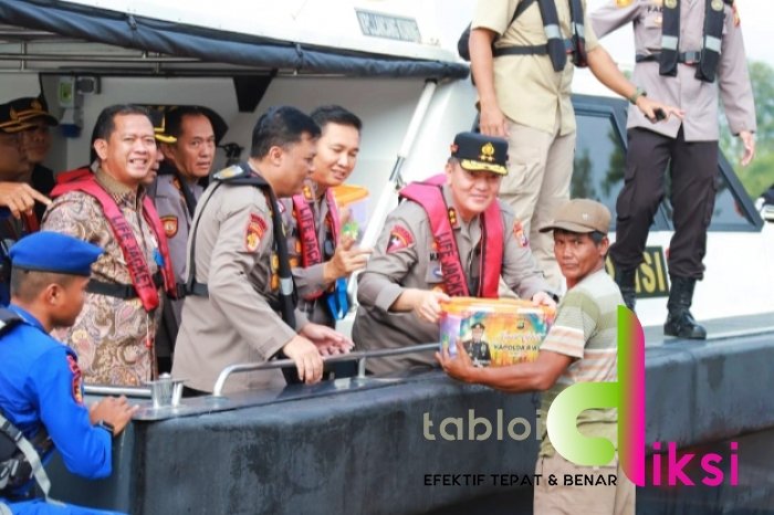 Kapolda Riau Serta Jajaran Menyusuri Sungai Siak Sambil Berbagi dan Terima Keluhan Masyarakat