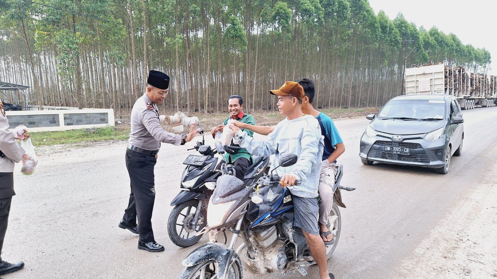 Bagi-Bagi Takzil Pada Masyarakat di Depan Mako Polsubsektor Pelalawan