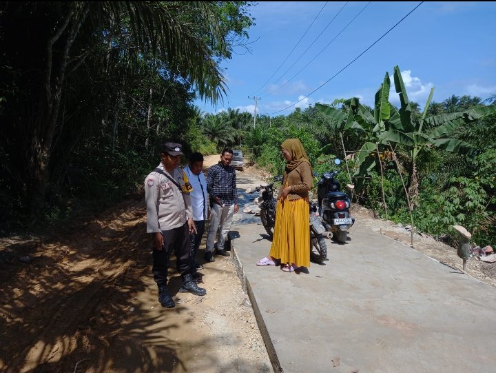 Personil Polsubsektor Pelalawan Jajaran Polres Pelalawan Lakukan Pengerjaan Semenisasi Jalan