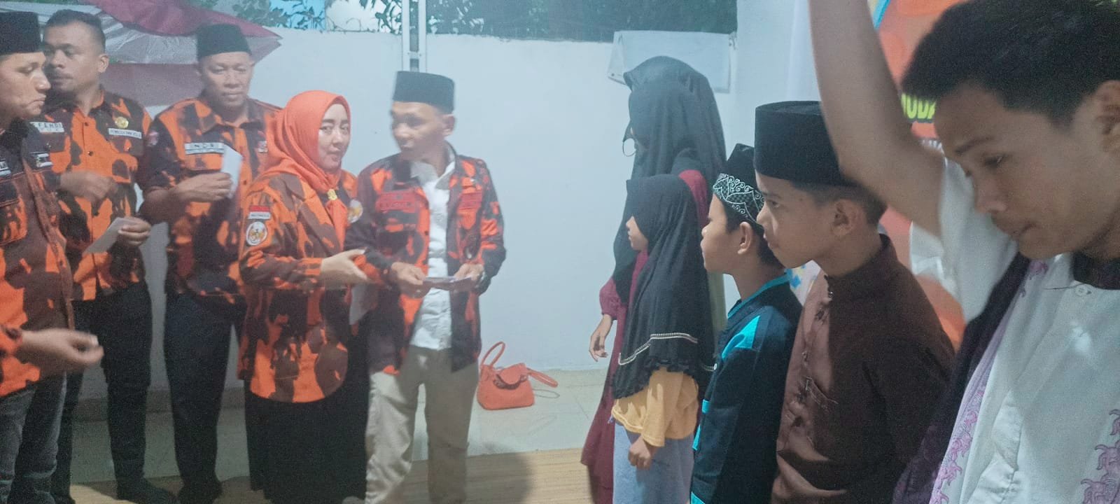 MPC PP Kabupaten Pelalawan Bagi Takzil Gratis Dan Santuni Anak Yatim