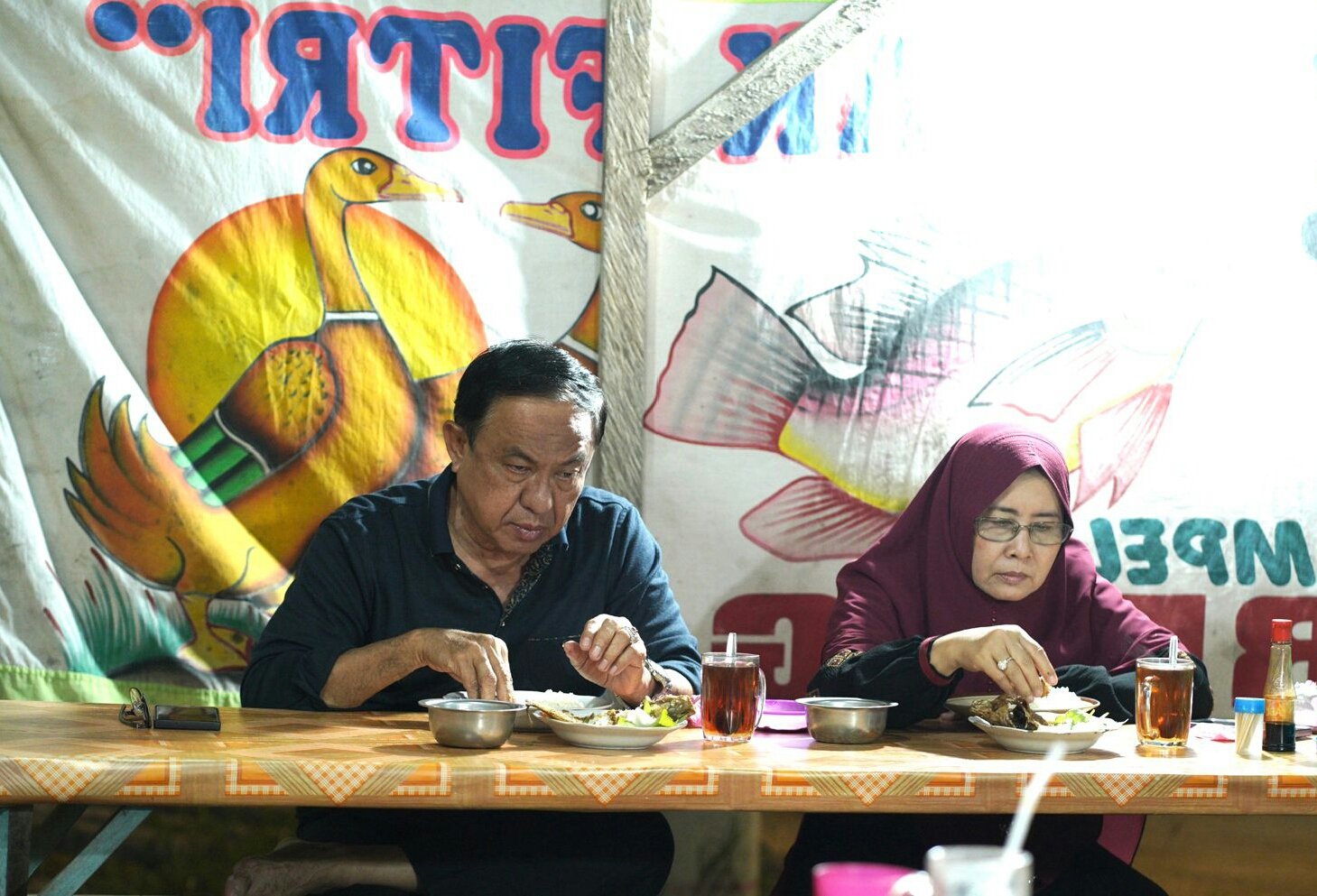 HM Wardan Makan Malam Bersama Istri di Warung Pinggir JalanÂ 