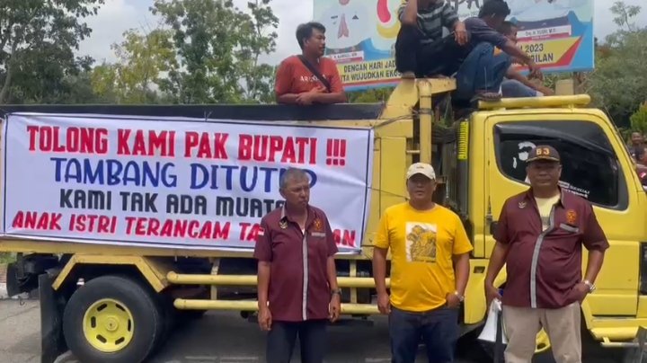 Ratusan Masa Keluarga Besar Supir Truk Suarakan Nasib Keluarganya