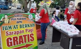 Namakan Jumat Berkah, Barisan Puan Maharani Riau Gelar Berbagi Sarapan Gratis