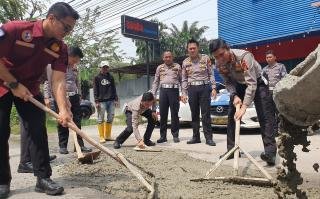 Lubang Di Sepanjang Jalan Paus di Cor