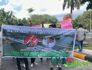 Puluhan Mahasiswa di Riau Minta KPK Tindak Lanjuti Kasus Korupsi Water Front City Seret Nama Sekda dan Bupati