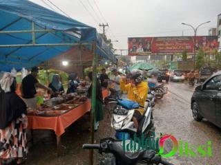 Semarak Tradisi Berbuka Puasa Berburu Takjil di Depan Puskesmas Kecamatan Sinembah